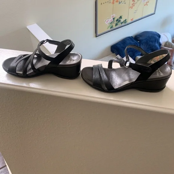 Dansko Women's Black Strappy Sandals. Excellent condition! - Picture 3 of 7